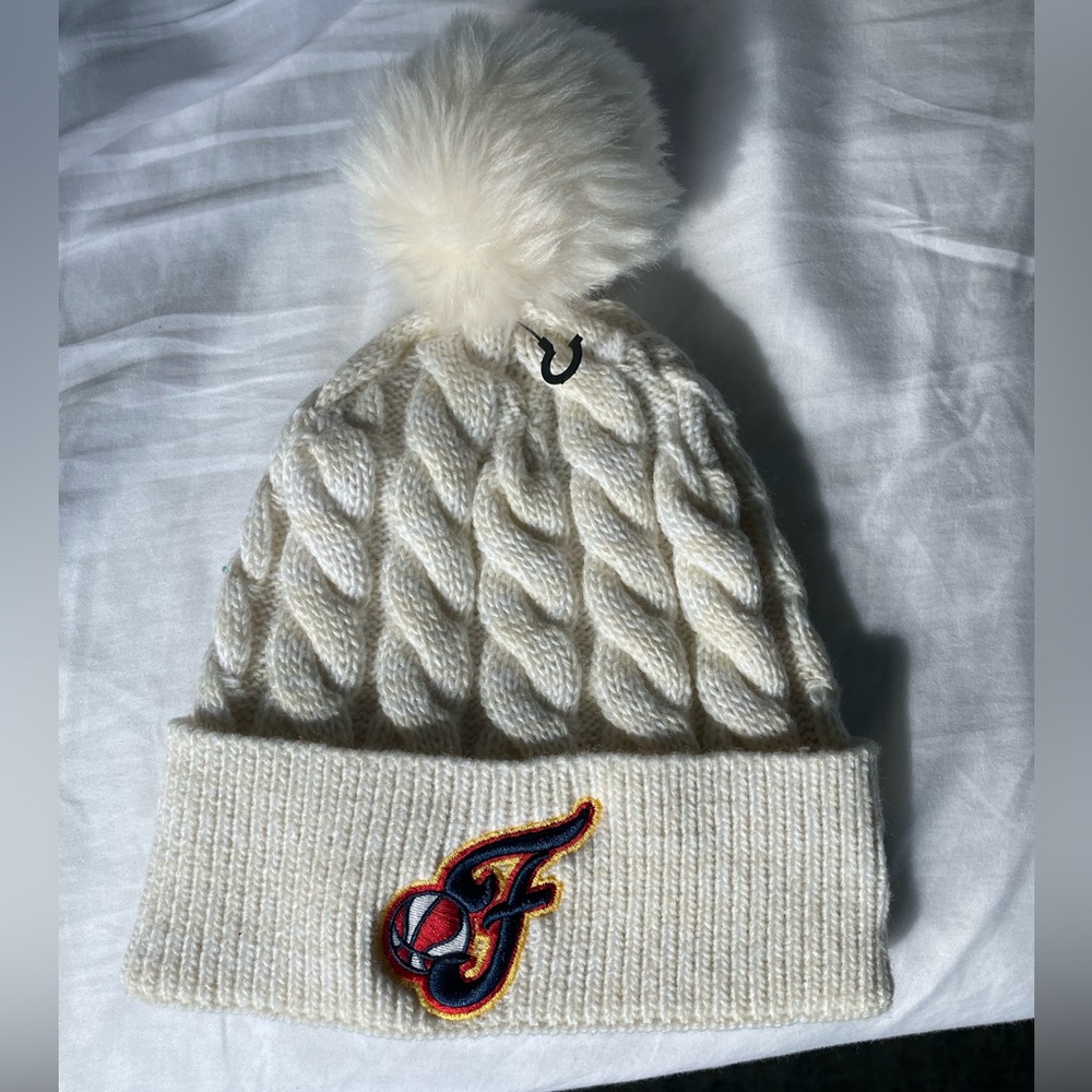NWT New Era Fever Women’s Basketball Cream Winter Beanie With Pom Pom Size Small